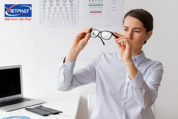 Viễn thị có cần đeo kính không? Bị viễn thị nên đeo kính gì? 9 viễn thị có cần đeo kính không